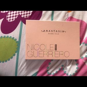 Anastasia Beverly Hills Nicole Guerriero glow kit